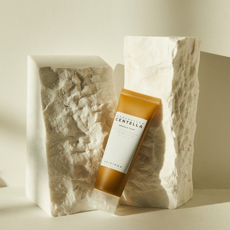 فوم شوینده روزانه با بافت کرمی و عصاره سنتلا مناسب پوست حساس و خشک از برند Skin1004