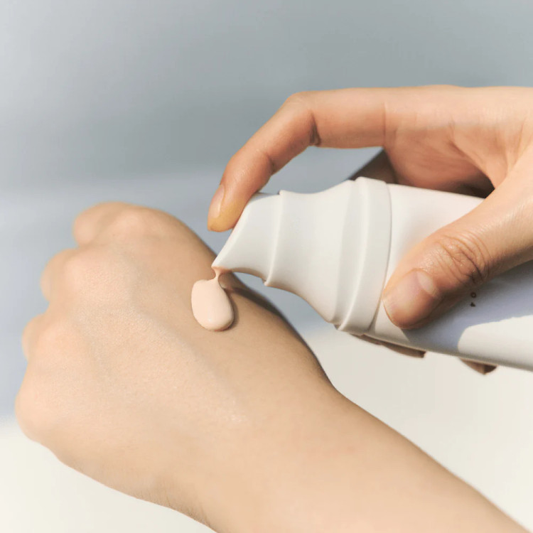 بافت سبک و رنگ ملایم،پوستتو یکدست و درخشان نشون بده با ضدآفتاب تون آپ skin1004